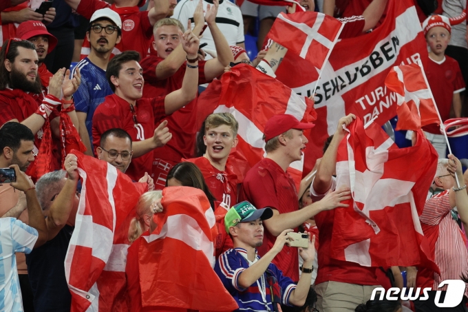 [사진] 열띤 응원 펼치는 덴마크 축구팬들