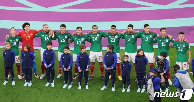 [사진] 국가 제창하는 멕시코 선수들