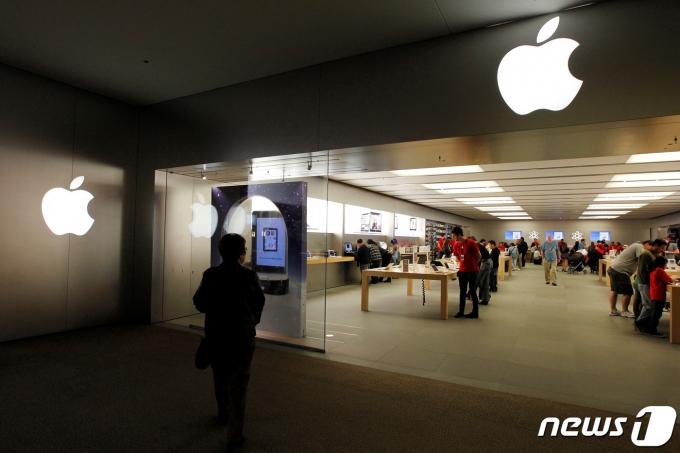 캘리포니아주 글렌데일에 있는 애플 매장. 소비자들이 아이폰을 살펴보고 있다. ⓒ 로이터=뉴스1 ⓒ News1 박형기 기자