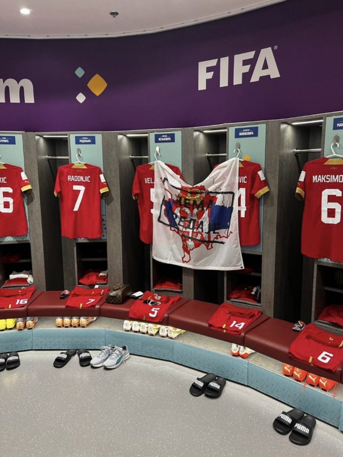 2022 카타르 월드컵에 참가한 세르비아 대표팀이 지난 25일 라커룸에 코소보를 자국 영토의 일부로 표기한 깃발을 걸었다.(하지룰라 세쿠 SNS 갈무리)