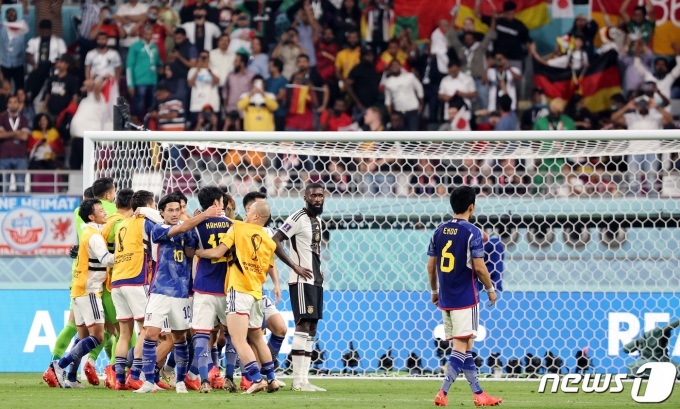 23일(현지시간) 오후 알라이얀의 할리파 인터내셔널 스타디움에서 열린 2022 카타르 월드컵 E조 일본과 독일의 경기에서 2대1 역전승을 거둔 일본 선수들이 기쁨을 나누고 있다. 2022.11.24/뉴스1 ⓒ News1 이동해 기자