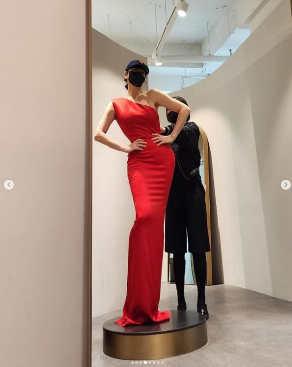 "인간 트로피인가"  김혜수, 화려한 드레스 자태 뽐내