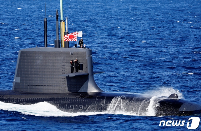 일본 해상자위대 주최로 6일 가나가와현 사가미만에서 열린 국제관함식에서 해상자위대기(자위함기)를 단 일본 잠수함이 항행하고 있다. 자위함기는 일제의 태평양전쟁 당시 군기이자 군국주의 상징인 욱일기를 계승한 것이다. 2022.11.6/ ⓒ 로이터=뉴스1