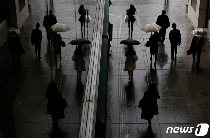 15일(현지시간) 오후 비오는 일본 도쿄의 한 거리. 2022.11.15 ⓒ 로이터=뉴스1 ⓒ News1 정윤미 기자