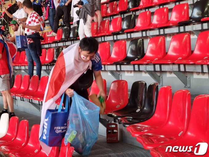 경기장을 청소하는 일본 팬ⓒ News1 안영준 기자