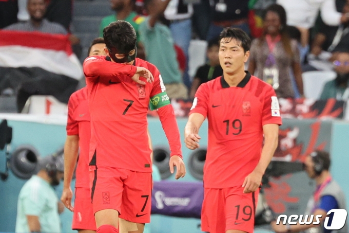 [사진] '추가골 내주다니..' 굳은 표정의 태극전사들