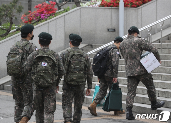 서울역을 이용하는 군 장병들의 모습. 2022.4.25/뉴스1 ⓒ News1 신웅수 기자