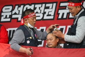 정부·화물연대 '강대강' 대치… 업무개시명령 vs 삭발투쟁