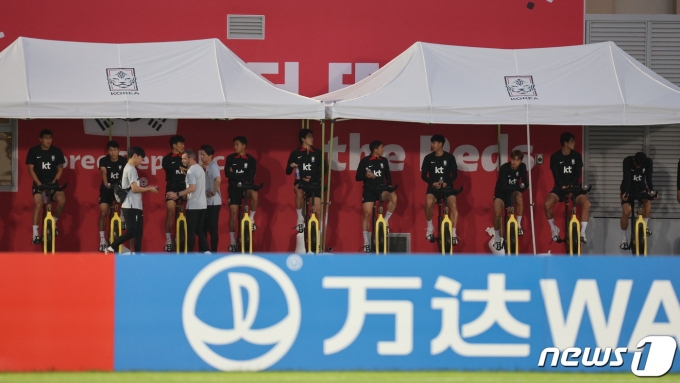 [사진] 가볍게 사이클 타며 몸 푸는 대표팀 선수들