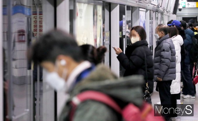 [머니S포토] 6년만의 서울 지하철 파업, 1·3·4호선 열차 연착 지연