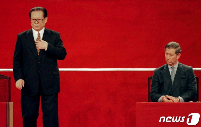 장쩌민 중국 국가 주석이 1997년 7월1일 홍콩 반환식 행사에서 찰스 왕세자가 지켜보는 가운데 넥타이를 매만지고 있다. ⓒ 로이터=뉴스1 ⓒ News1 김민수 기자