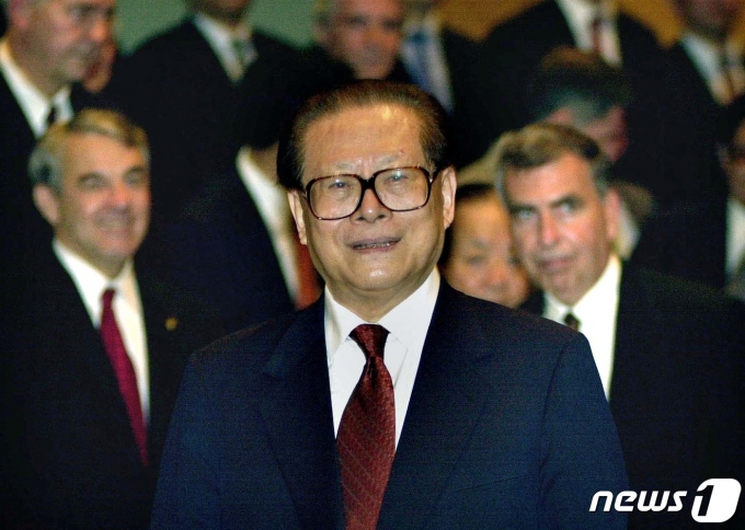 장쩌민 중국 국가주석이 2001년 5월8일 중국 홍콩에서 열린 포춘 글로벌 포럼에 참석한 기업 임원들과 함께 회의 중 미소 짓고 있다. ⓒ 로이터=뉴스1 ⓒ News1 김민수 기자