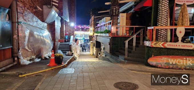 지난달 30일 서울 용산구 이태원 세계음식거리에 위치한 일부 가게들이 문을 닫고 영업을 중단하고 있다./사진=조승예 기자