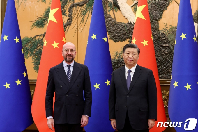 1일(현지시간) 중국 베이징에서 열린 중국-유럽연합(EU) 정상회의에 시진핑 국가주석과 샤를 미셸 EU 상임의장이 참석해 포즈를 취하고 있다. ⓒ 로이터=뉴스1 ⓒ News1 권진영 기자