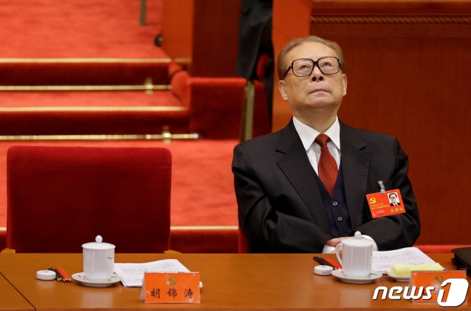 중국 베이징 인민대회당에서 열린 제18차 중국공산당 전국대표대회에서 후진타오 당시 국가주석의 연설을 듣고 있던 장쩌민 전 국가주석이 고개를 들어 천장을 응시하고 있다. 2012.11.08 ⓒ 로이터=뉴스1 ⓒ News1 권진영 기자