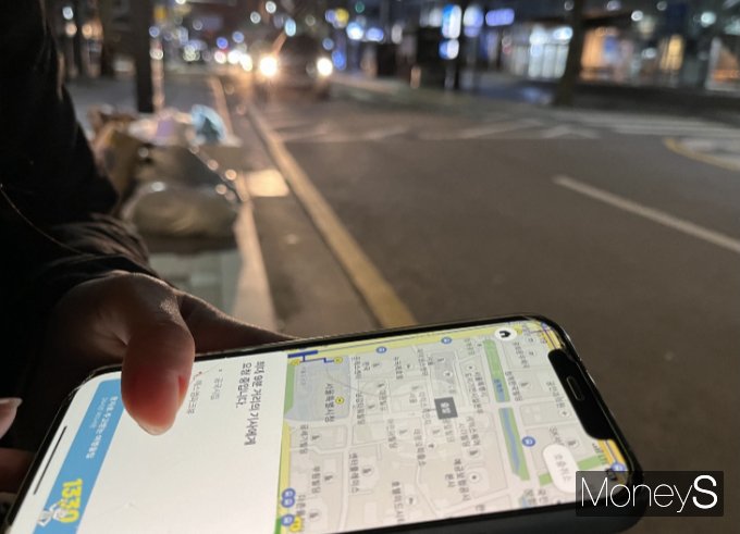 1일 밤 10시부터 서울 택시 심야 할증이 인상된다. 사진은 이날 밤 10시 이후 서울 종로구 인근에서 애플리케이션(앱)으로 택시를 호출하는 시민. /사진=박정경 기자