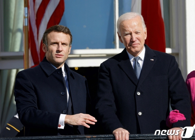 미국을 국빈 방문 중인 에마뉘엘 마크롱 프랑스 대통령(왼쪽)과 조 바이든 미국 대통령이 1일(현지시간) 워싱턴DC 백악관에서 양자회담 일정에 돌입했다. ⓒ AFP=뉴스1 ⓒ News1 이유진 기자