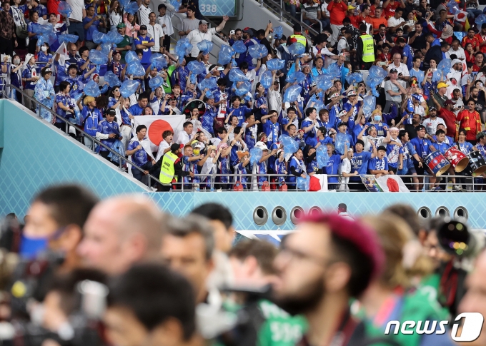 [사진] 응원 선보이는 일본 축구팬들