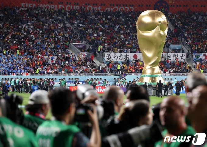 [사진] 첫 중동 월드컵 트로피 영광은 어디로
