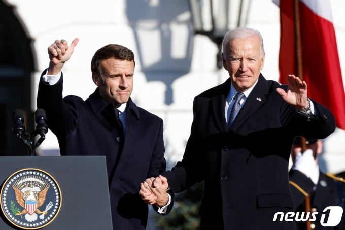 에마뉘엘 마크롱 프랑스 대통령(왼쪽)과 조 바이든 미국 대통령이 1일(현지시간) 정상회담에 앞서 악수를 하고 있다. ⓒ 로이터=뉴스1 ⓒ News1 이유진 기자