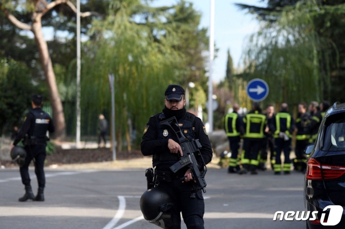30일(현지시간) 스페인 마드리드 주재 우크라이나 대사관에서 편지 폭탄이 폭발하면서 스페인 경찰이 현장에서 경계를 서고 있다. 2022.11.30/뉴스1 ⓒ AFP=뉴스1 ⓒ News1 김민수 기자