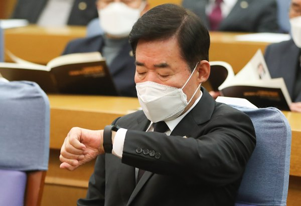 김진표 국회의장이 2일 이상민 행정안전부 장관의 해임건의안과 내년도 예산안 처리에 대한 본회의를 오는 8일과 9일 양일 동안 개최하겠다고 밝혔다. 사진은 이날 서울 여의도 국회에서 한·중의원연맹 창립총회 및 창립기념 세미나에서 시계를 보고 있는 김 의장. /사진=뉴스1