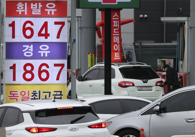 전국 주유소 판매 휘발유 가격이 12주 연속 떨어졌다. 사진은 경기 남양주 소재 주유소. /사진=뉴스1
