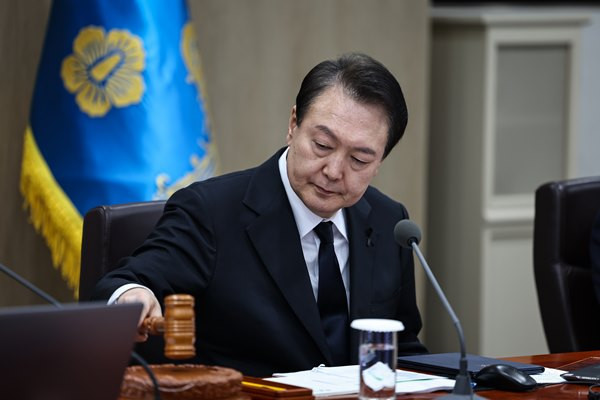 尹, 화물연대 불법쟁의에 법적대응 예고… "장관회의 소집"