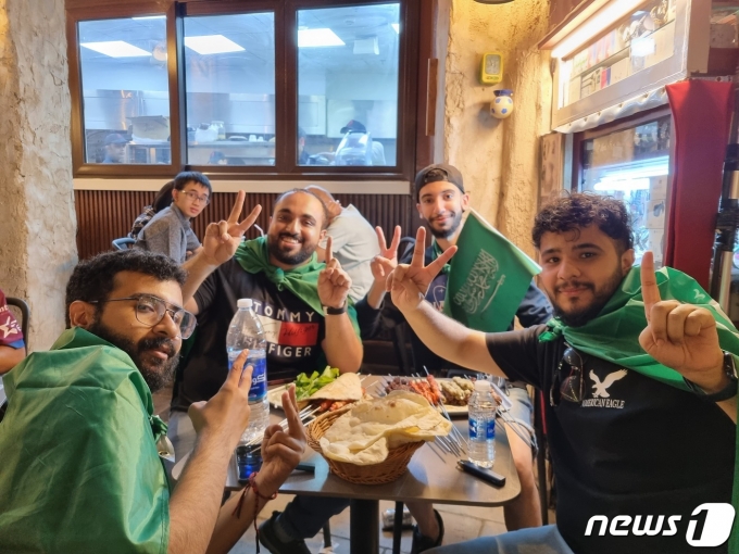 아르헨티나전 경기 결과 2-1을 표시하며 웃는 사우디 팬들 ⓒ News1 안영준 기자