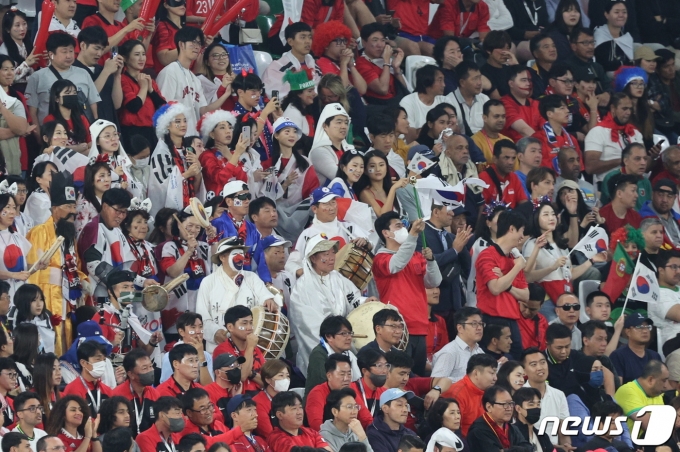 [사진] 열띤 응원 펼치는 축구팬들
