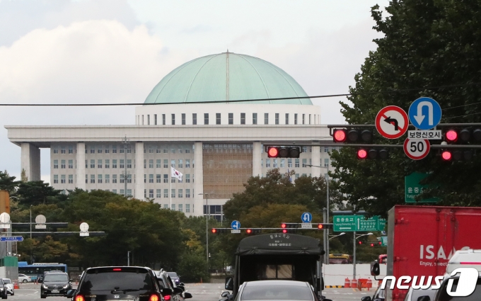 10일 서울 여의도 국회의사당 앞 도로에 빨간 신호등이 켜져있다.  2022.10.10/뉴스1 ⓒ News1 허경 기자