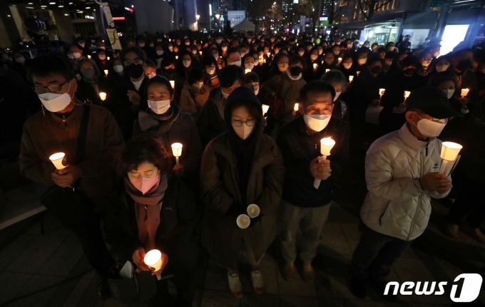 서울파이낸스센터 앞에서 천주교정의구현전국사제단 주최로 열린 이태원 참사 희생자 추모미사에서 시민들이 촛불을 들고 있다. 2022.11.14/뉴스1 ⓒ News1 박세연 기자