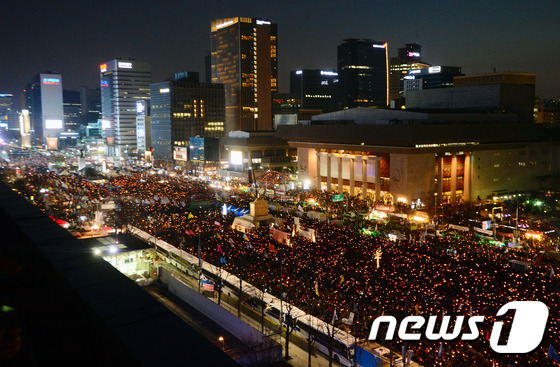 2017년 2월 박근혜 대통령의 퇴진을 요구하는 야간집회에서 참가자들이 촛불을 들고 있다. 2017.2.25/뉴스1 ⓒ News1 최현규 기자