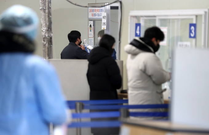 지난달 30일 오전 서울 송파구보건소에 마련된 신종 코로나바이러스 감염증(코로나19) 선별진료소에서 시민들이 PCR검사를 받기 위해 차례를 기다리고 있다. /사진=뉴스1