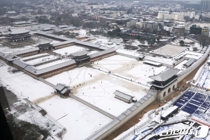 수도권 일대에 눈이 내린 3일 오전 서울 종로구 경복궁 일대에 하얗게 눈이 쌓여 있다. 2022.12.3/뉴스1 ⓒ News1 민경석 기자