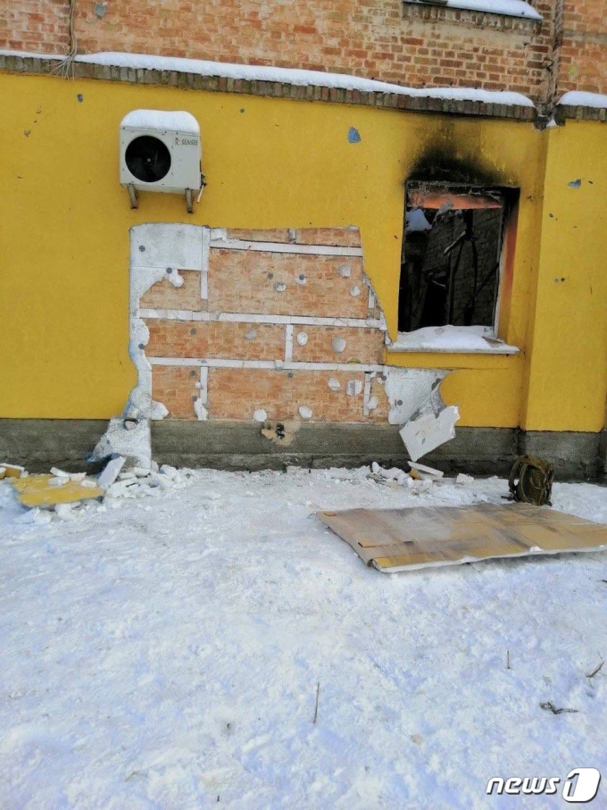 2일(현지시간) 우크라이나 수도 키이우 인근의 호스토멜에 있는 건물 외벽에 그려진 뱅크시의 그라피티가 뜯긴 모습. 22.12.02 ⓒ 로이터=뉴스1 ⓒ News1 김예슬 기자