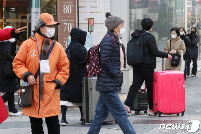 1일 서울 중구 명동에서 외국인 관광객들이 여행용 가방을 끌고 거리를 지나고 있다.  2022.12.1/뉴스1 ⓒ News1 민경석 기자