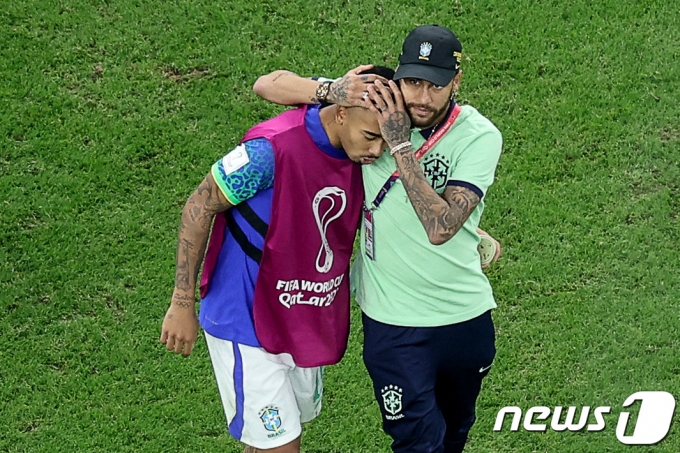 부상으로 남은 월드컵 출전이 불가능한 제주스(왼쪽)가 네이마르의 품에 안겨있다. ⓒ AFP=뉴스1