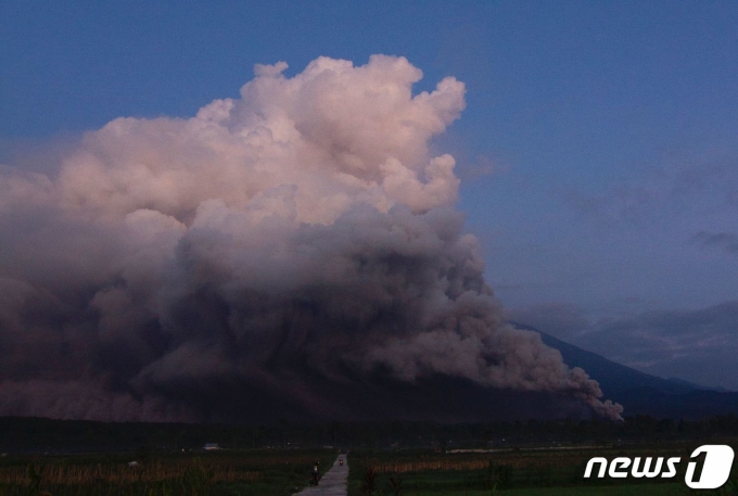 인도네시아 동자바섬 세메루 화산이 4일 새벽 대규모 분화를 시작했다. 2022.12.04ⓒ AFP=뉴스1