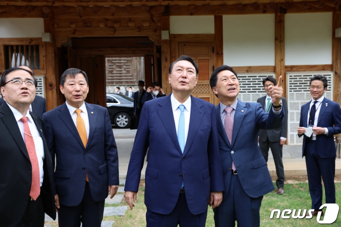 윤석열 대통령이 지난 14일 서울 삼청동에서 유럽연합(EU) 특사단으로부터 결과 보고를 받고 오찬을 함께 했다. 이날 오찬에는 EU 특사단장인 국민의힘 김기현 의원을 비롯해 이철규(부단장), 임이자, 박수영, 배현진 의원, 홍규덕 숙명여대 교수, 박성훈 고려대 교수 등 특사단 전원이 참석했고, 대통령실에서는 김대기 비서실장, 최상목 경제수석, 김성한 국가안보실장과 김태효 1차장이 배석했다. (김기현 의원실 제공) 2022.6.15/뉴스1 ⓒ News1 허경 기자