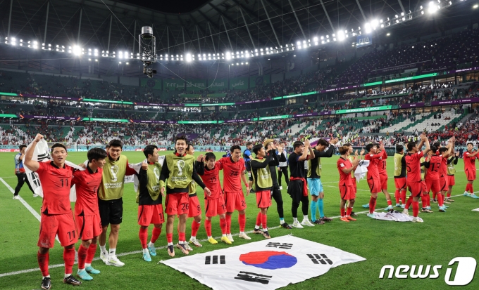 브라질을 상대하는 한국 축구대표팀. /뉴스1 ⓒ News1 이광호 기자