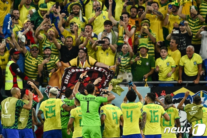 브라질을 응원하는 축구 팬들 ⓒ AFP=뉴스1