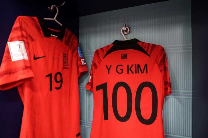 100번째 출전을 의미하는 김영권의 등번호 100번 유니폼(대한축구협회 제공)