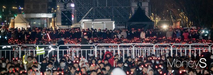 [머니S포토] 대한민국VS브라질전, 붉은 불빛 깜박이는 광화문광장