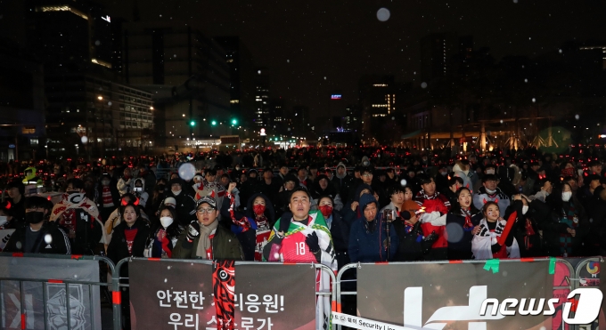 [사진] 눈 내리는 광화문 광장에서 응원 펼치는 붉은악마
