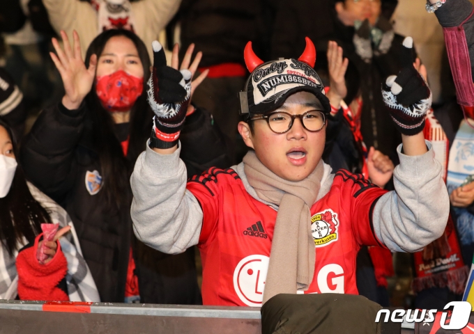 [사진] 잘 싸워준 대표팀 선수들 향해 응원하는 붉은악마