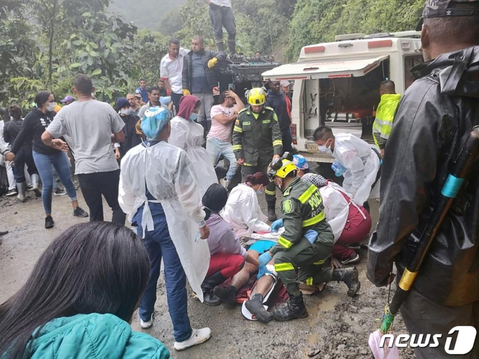4일(현지시간) 콜롬비아 서부 리사랄다주 푸에블로리코에서 폭우에 따른 산사태로 버스 사고가 발생해 구급대원들이 구조 작업을 벌이고 있다. 2022.12.04 ⓒ 로이터=뉴스1 ⓒ News1 정윤미 기자