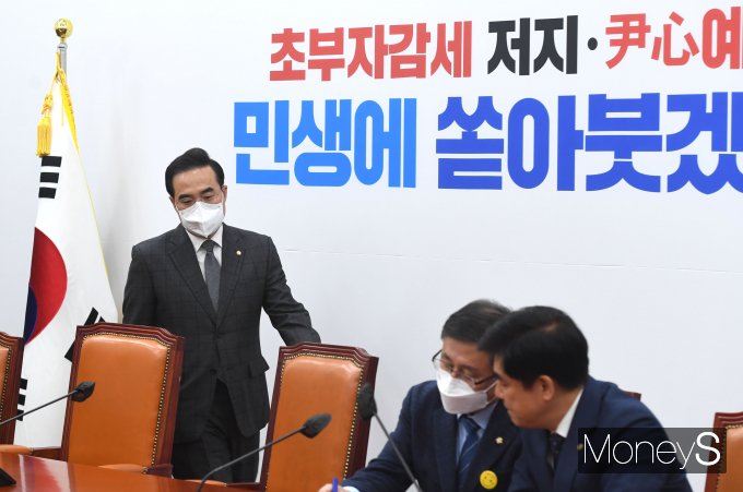 [머니S포토] 원내대책회의 참석하는 박홍근