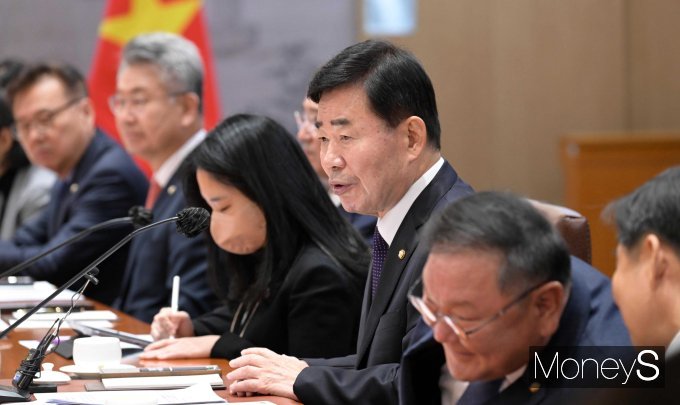[머니S포토] 응우옌 쑤언 푹 베트남 국가주석과 만난 김진표 국회의장
