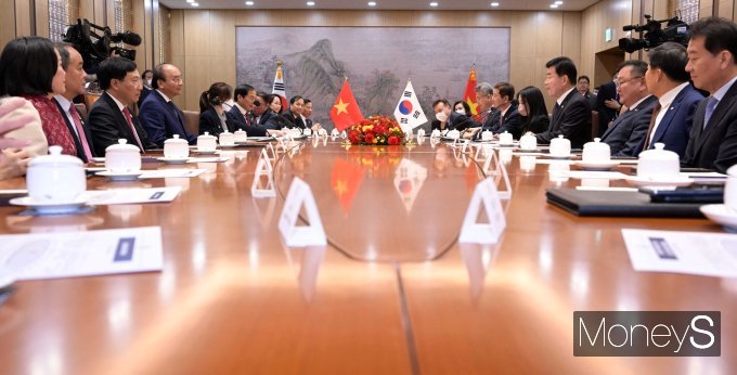 [머니S포토] 김진표 의장, 응우옌 쑤언 푹 베트남 국가주석과 회담